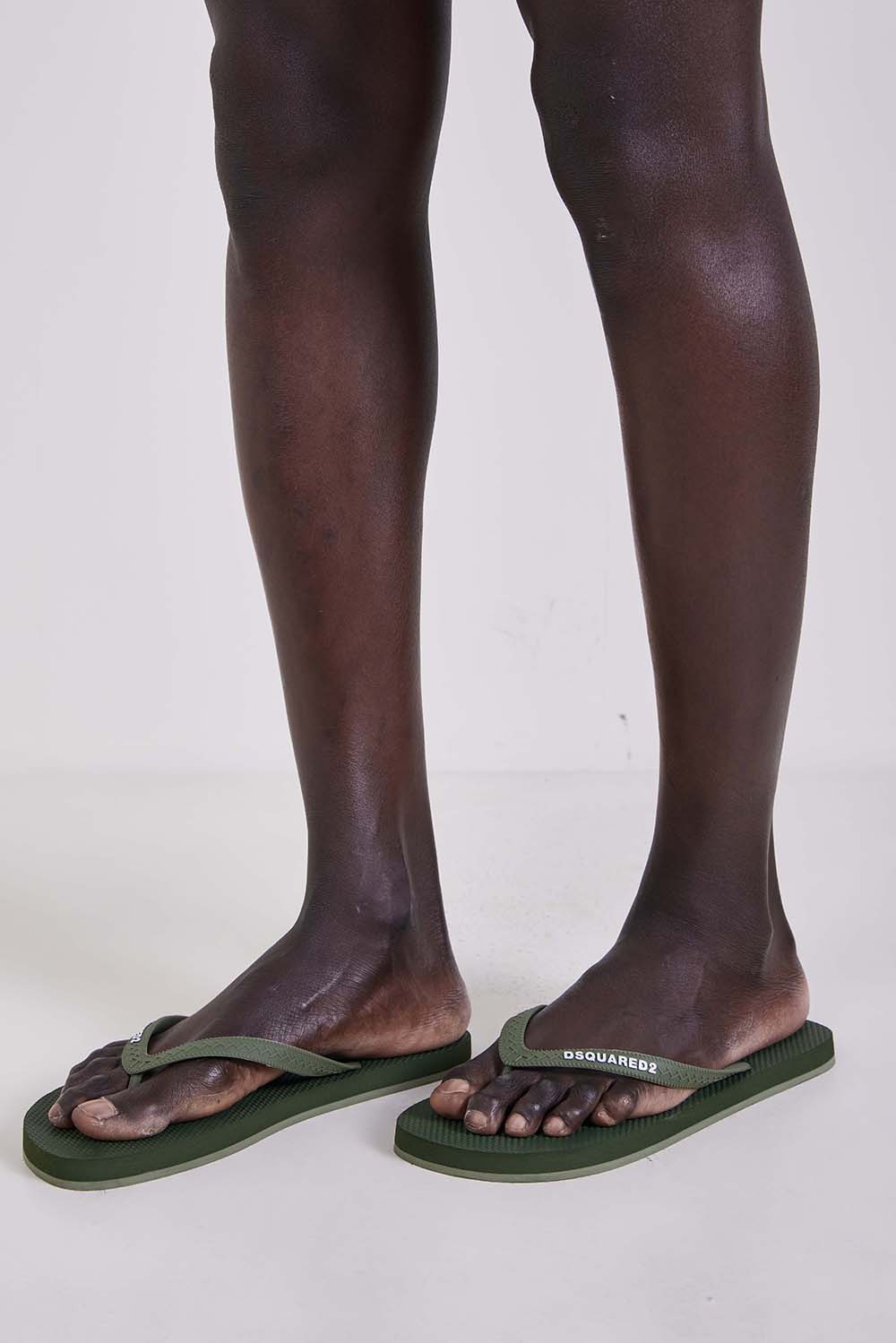 תמונת כל הלוק של כפכפי אצבע